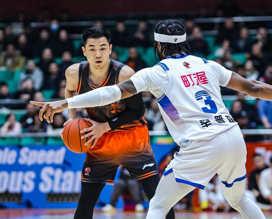 爱游戏手机版从山东男篮围绕欧联再遭质疑到加时末段马赛手感冰凉，新疆广汇赛前官宣签约的简单介绍